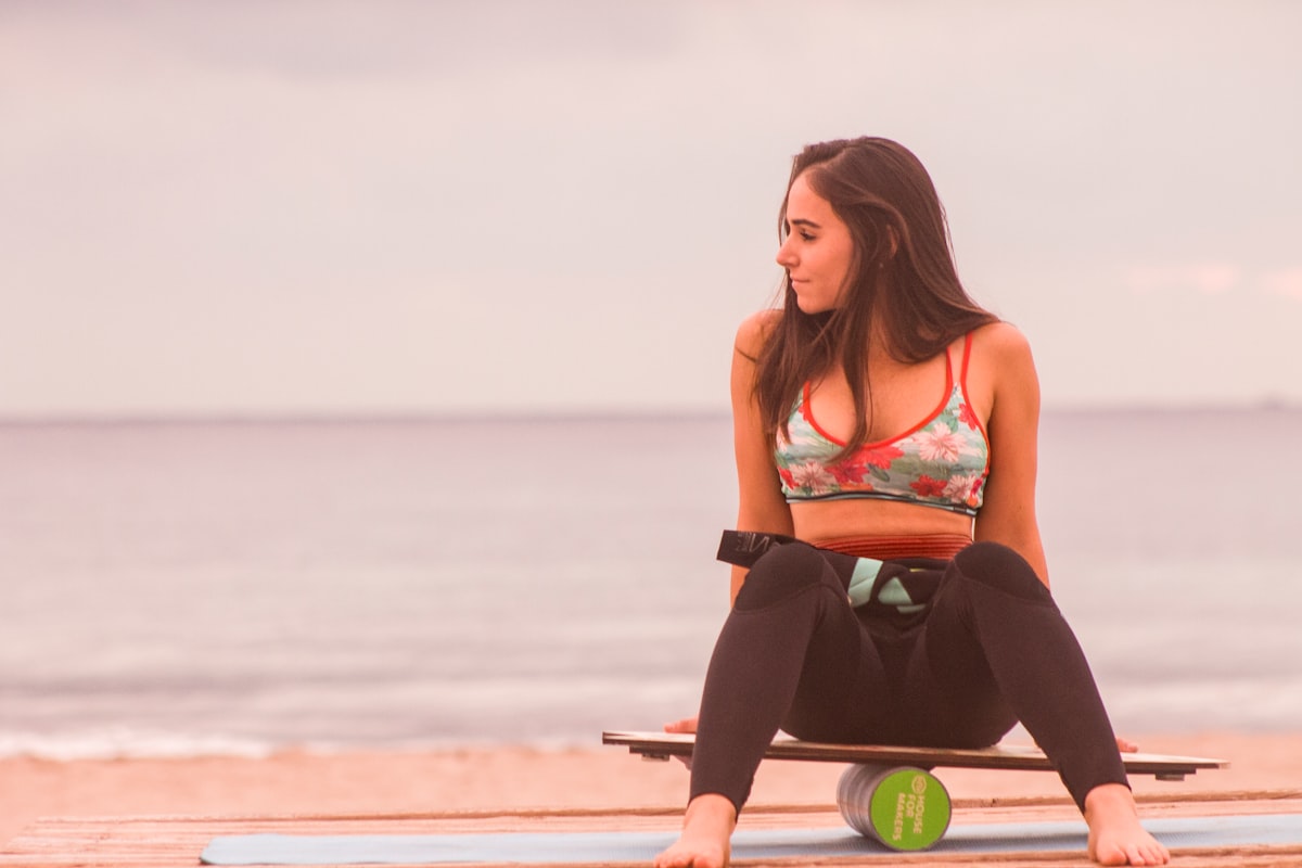 Deportista utilizando rodillera de compresión durante entrenamiento